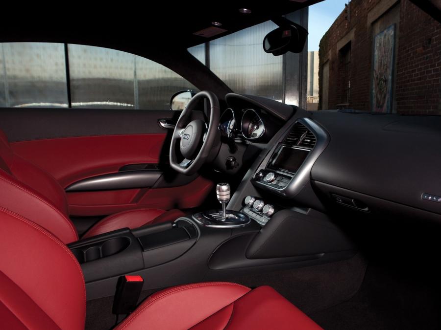 Интерьер Audi R8 2007 года  (NA) (фото 23 из 31)